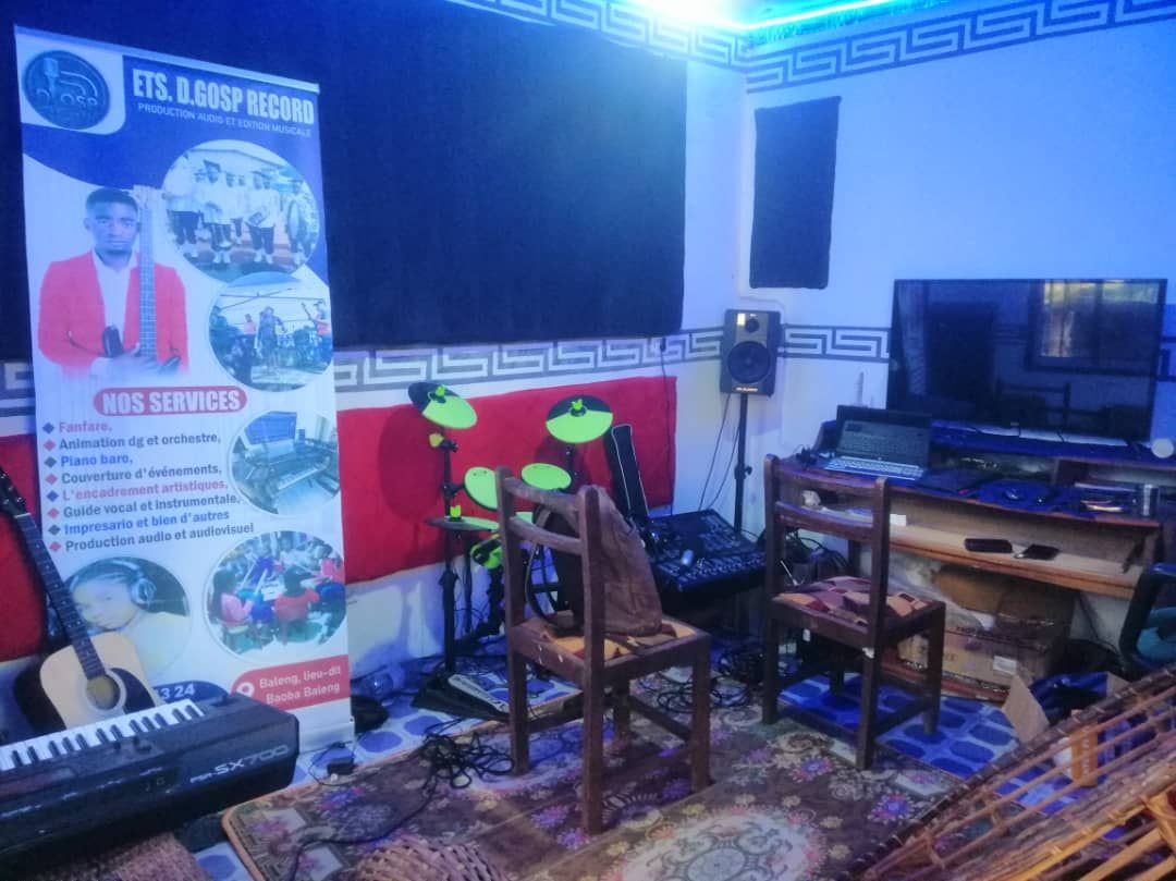 Salle de studio avec pads de batterie électronique et guitare