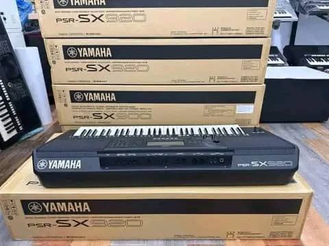 Claviers Yamaha PSR-SX920 neufs empilés avec leurs boîtes