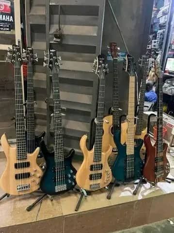 Assortiment de guitares basses