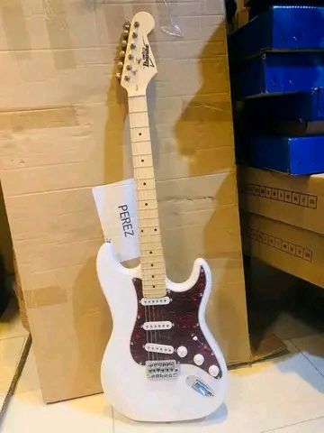 Guitare électrique (type Stratocaster)